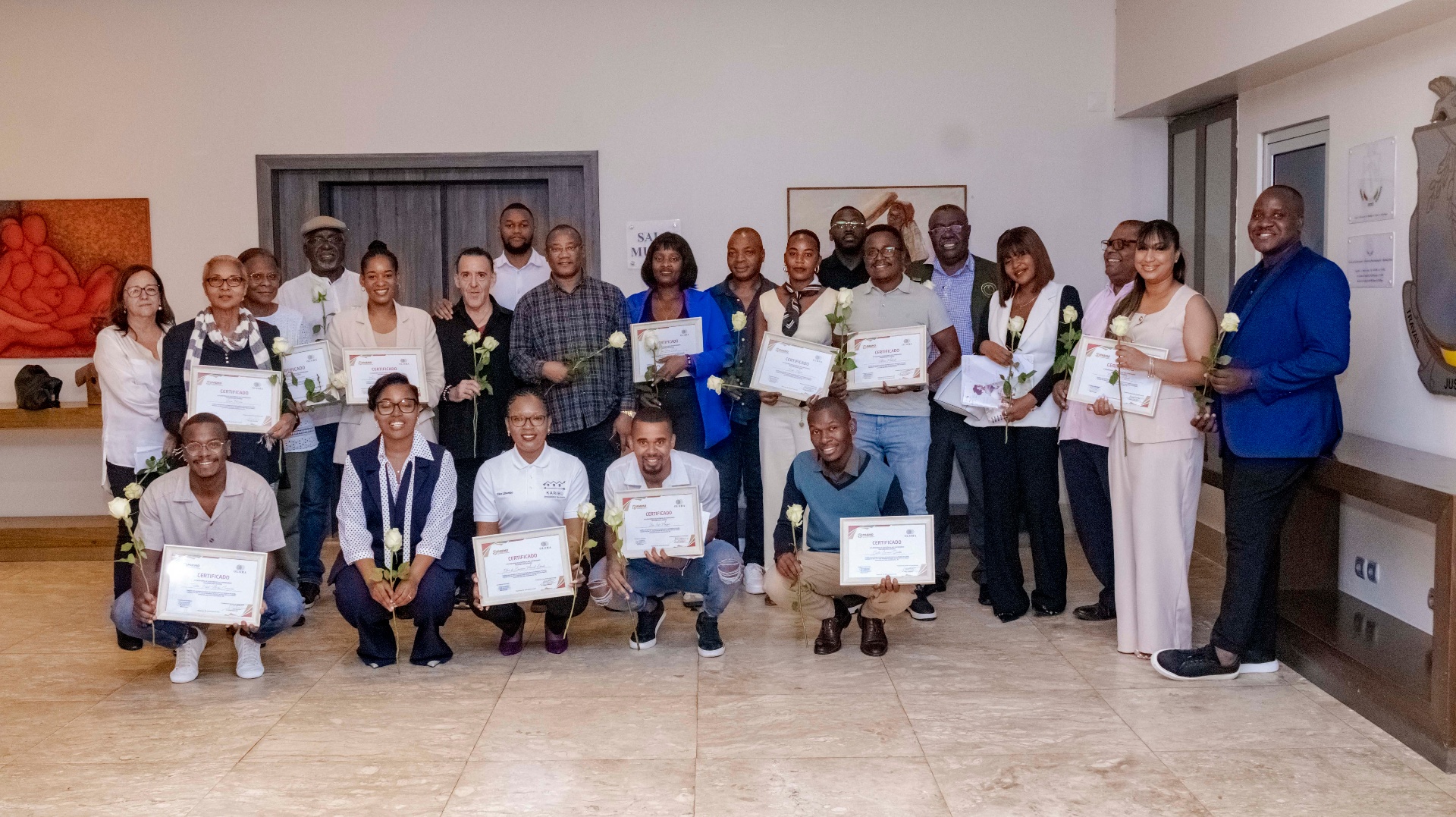 Foto de grupo com certificados PAEMO